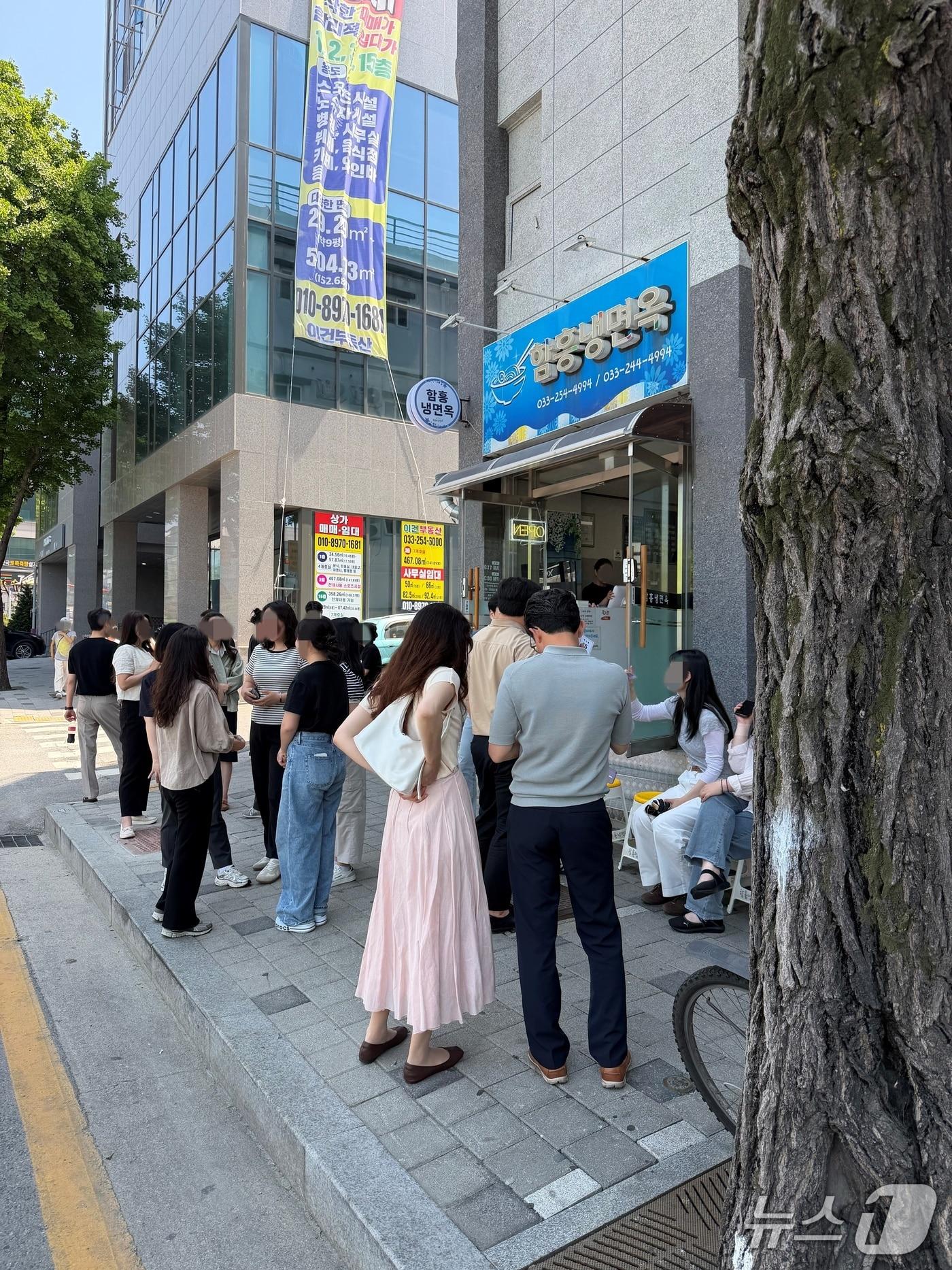 본문 이미지 -  15일 낮 강원 춘천 조양동의 한 냉면집 앞에서 시민들이 냉면을 먹기 위해 번호표를 받은 후 대기 하고 있다. 2026.5.15 한귀섭 기자