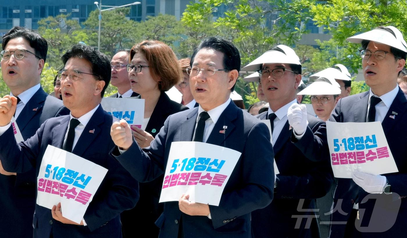 본문 이미지 - 김영록 전라남도지사가 15일 오전 전남도청 앞 광장에서 ‘오월의 꽃, 오월의 빛’을 주제로 열린 ‘전남 5·18민주화운동 46주년 기념식’에서 임을 위한 행진곡을 제창하고 있다. (전남도 제공. 재판매 및 DB금지) 2026.5.15 ⓒ 뉴스1 전원 기자