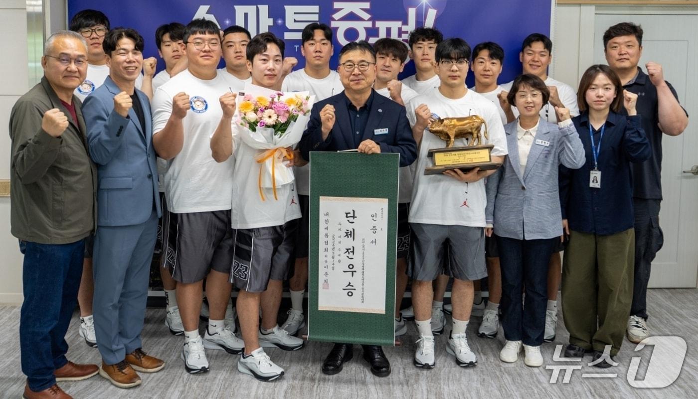 본문 이미지 - 증평군청인삼씨름단 단체전 우승 봉납식.(증평군 제공. 재판매 및 DB금지)/뉴스1