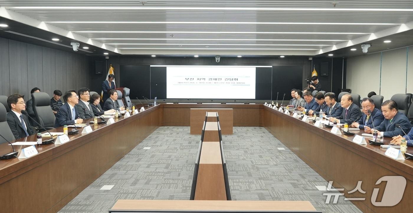 본문 이미지 - 지난 14일 열린 부산상공회의소와 황종우 해양수산부 장관의 간담회 (부산상의 제공. 재판매 및 DB금지)