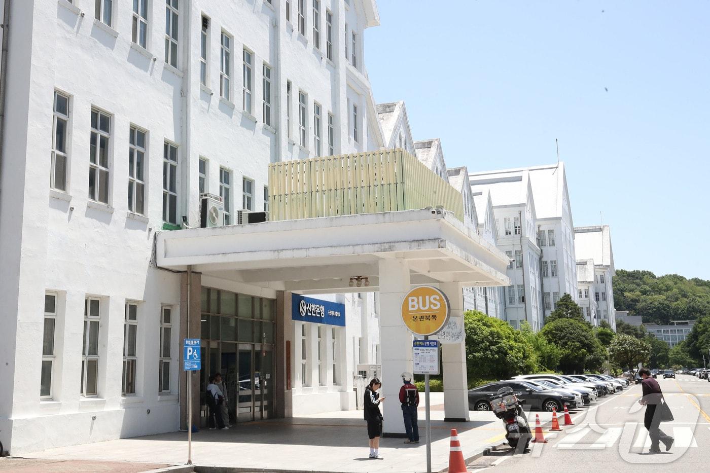 본문 이미지 - 15일 오후 광주 A 대학 학생회관에서 학생들이 수업을 들으러 이동하고 있다. ⓒ 뉴스1 조수민 수습기자