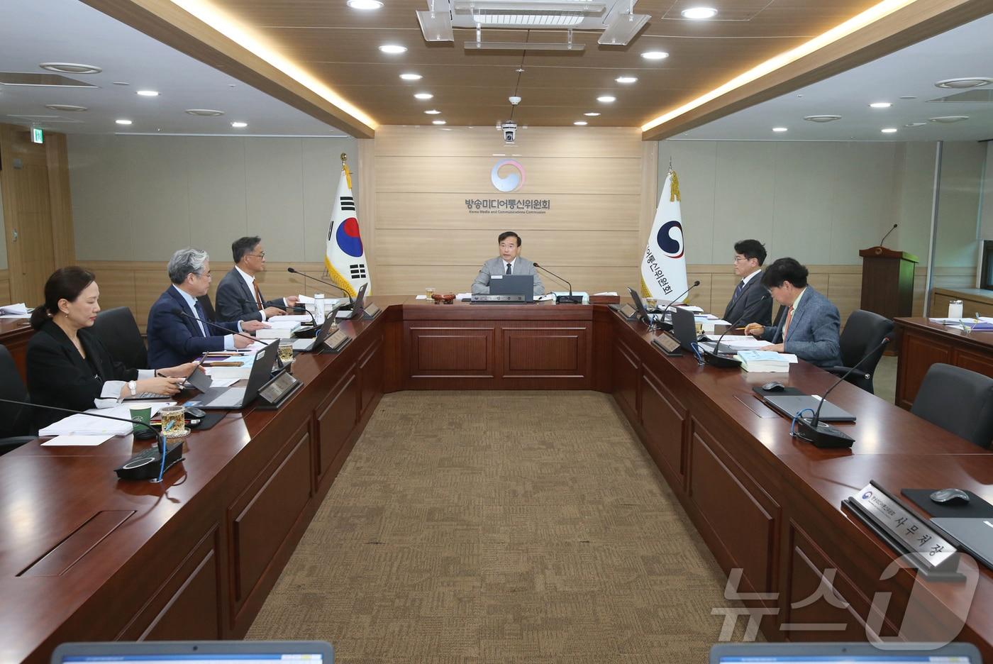 본문 이미지 - 김종철 방송미디어통신위원장이 15일 정부과천청사에서 '2026년 제10차 전체회의'를 열고있다. (방미통위 제공)