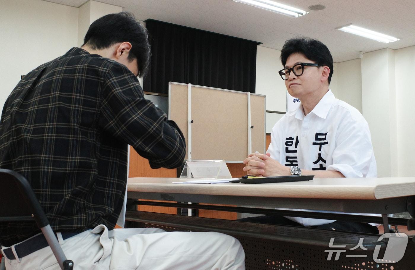본문 이미지 - 부산 북구갑 국회의원 보궐선거에 출마한 한동훈 무소속 후보가 15일 부산 북구 선거관리위원회를 찾아 후보로 등록하고 있다. 2026.05.15 ⓒ 뉴스1 김세정 기자
