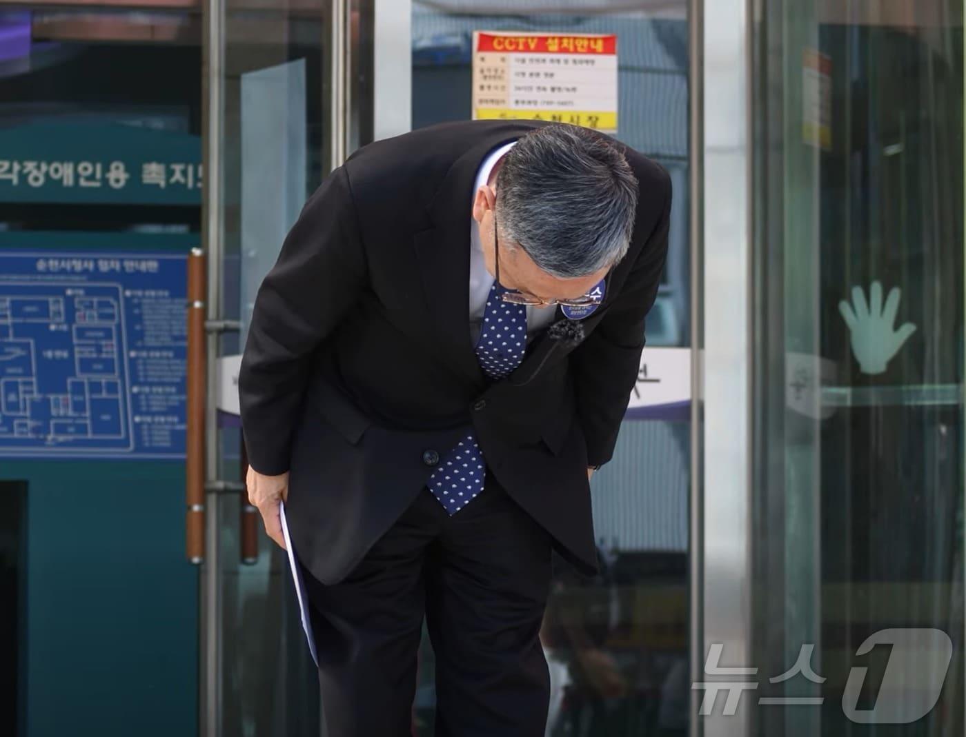 본문 이미지 - 김문수 더불어민주당 의원(순천 갑)이 15일 순천시청 앞에서 기자회견을 열고 '따까리' 발언에 대해 공식으로 사과하고 있다. (SNS갈무리. 재판매 및 DB금지) ⓒ 뉴스1 김성준 기자