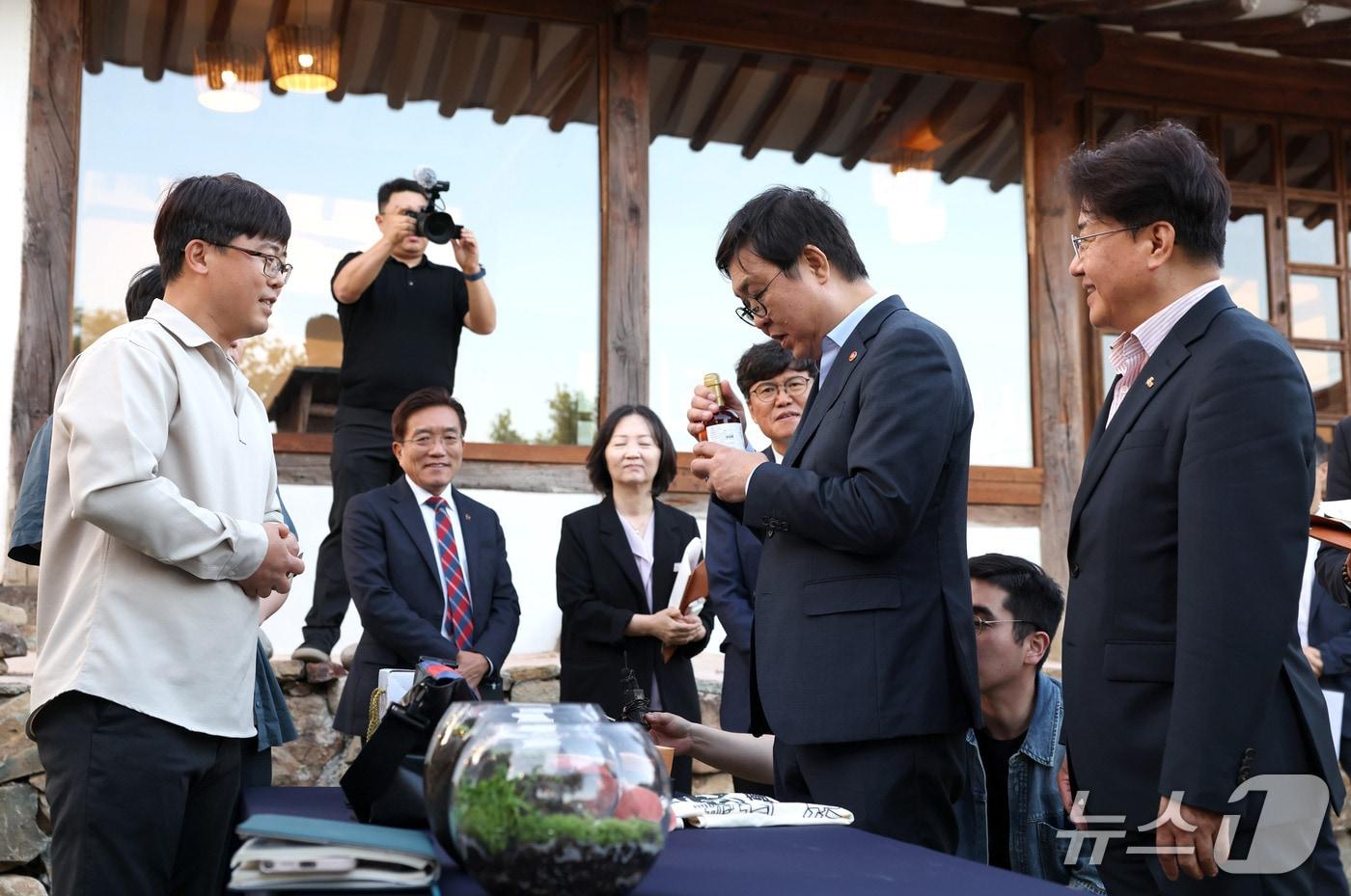 본문 이미지 - 최휘영 문화체육관광부 장관은 지난 14일부터 밀양아리랑 공연, 복합문화공간 '볕뉘' 등 경남 밀양 현장을 돌며 이런 흐름을 점검했다. 앞서 밀양은 2021년 문화도시로 지정된 뒤 최근 2년 연속 최우수 평가를 받았고 '올해의 문화도시'에도 뽑혔다.