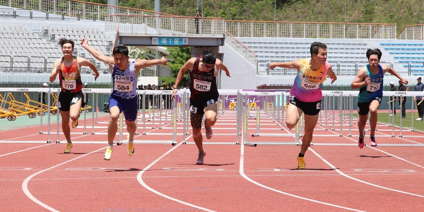본문 이미지 - 남자 110m 허들에서 우승한 김주호(왼쪽에서 2번째). (대한육상연맹 제공)