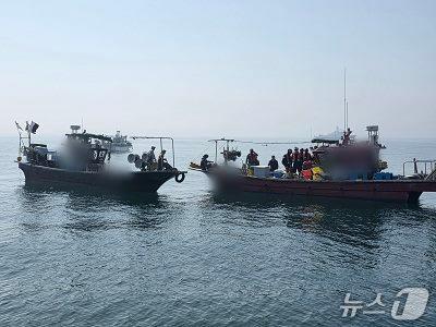 본문 이미지 - 15일 오전 8시 37분께 전북 군산시 관리도 서방 약 11해리 해상에서 어선 2척이 충돌하는 사고가 발생했다.(군산해경 제공. 재판매 및 DB금지)