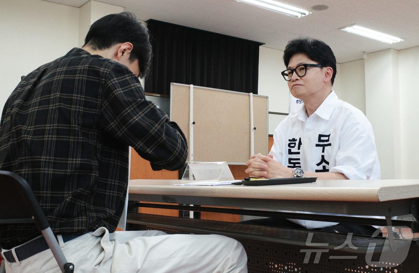 본문 이미지 - 한동훈 부산 북구갑 무소속 국회의원 후보가 15일 북구선거관리위원회를 찾아 6.3 보궐선거 후보 등록을 한 뒤 서류검토를 받고 있다.. 2026.5.15 ⓒ 뉴스1 김세정 기자