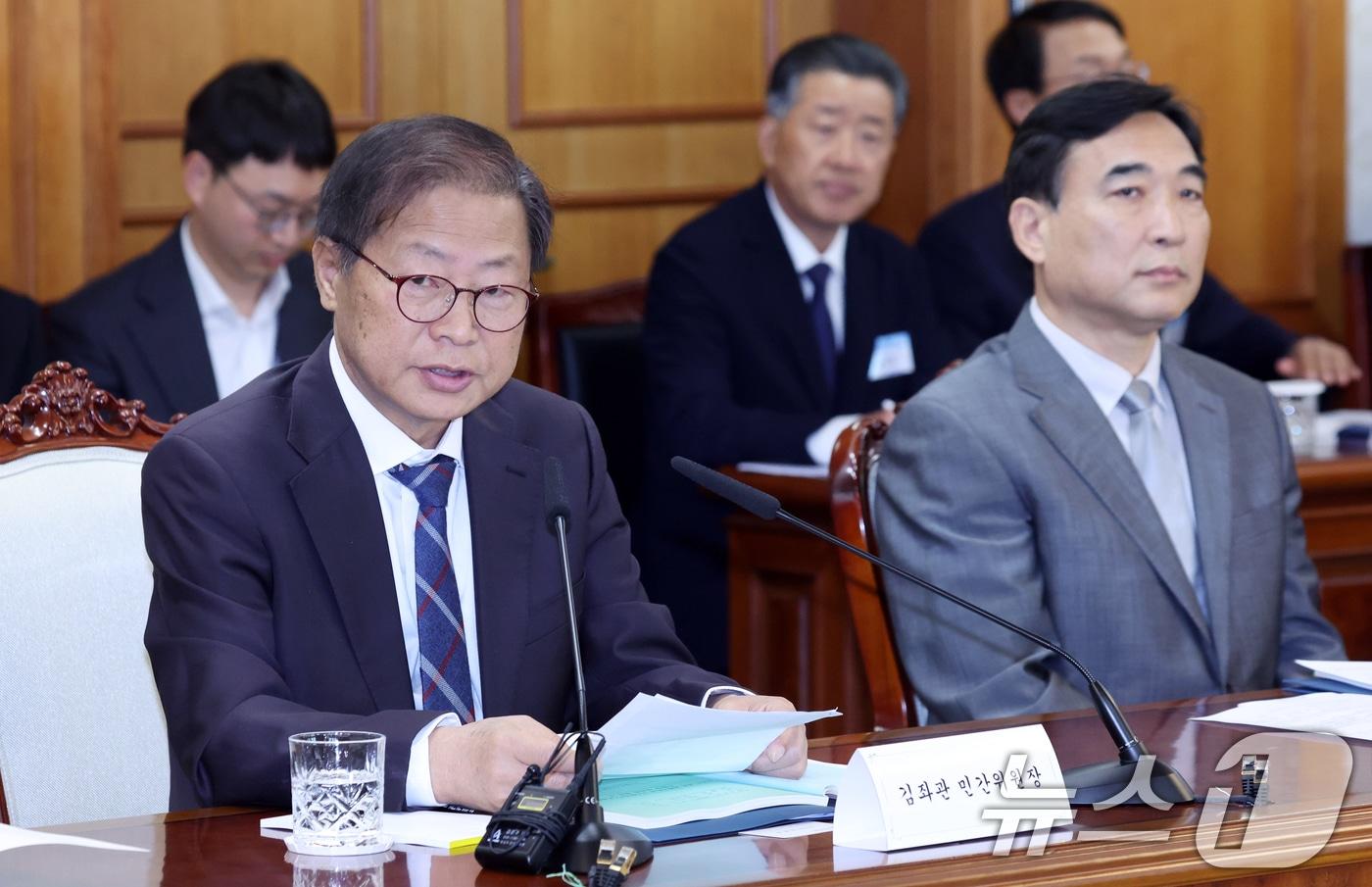본문 이미지 - 김좌관 국가물관리위원회 민간 위원장이 서울 종로구 세종대로 정부서울청사에서 열린 본회의에서 모두 발언을 하고 있다. 2026.5.15 ⓒ 뉴스1 김명섭 기자