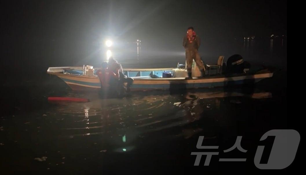 본문 이미지 - 목포해경이 14일 밤 전남 신안군 증도 인근 갯벌에서 고립된 70대를 구조하고 있다. (목포해경 제공. 재판매 및 DB 금지) 
