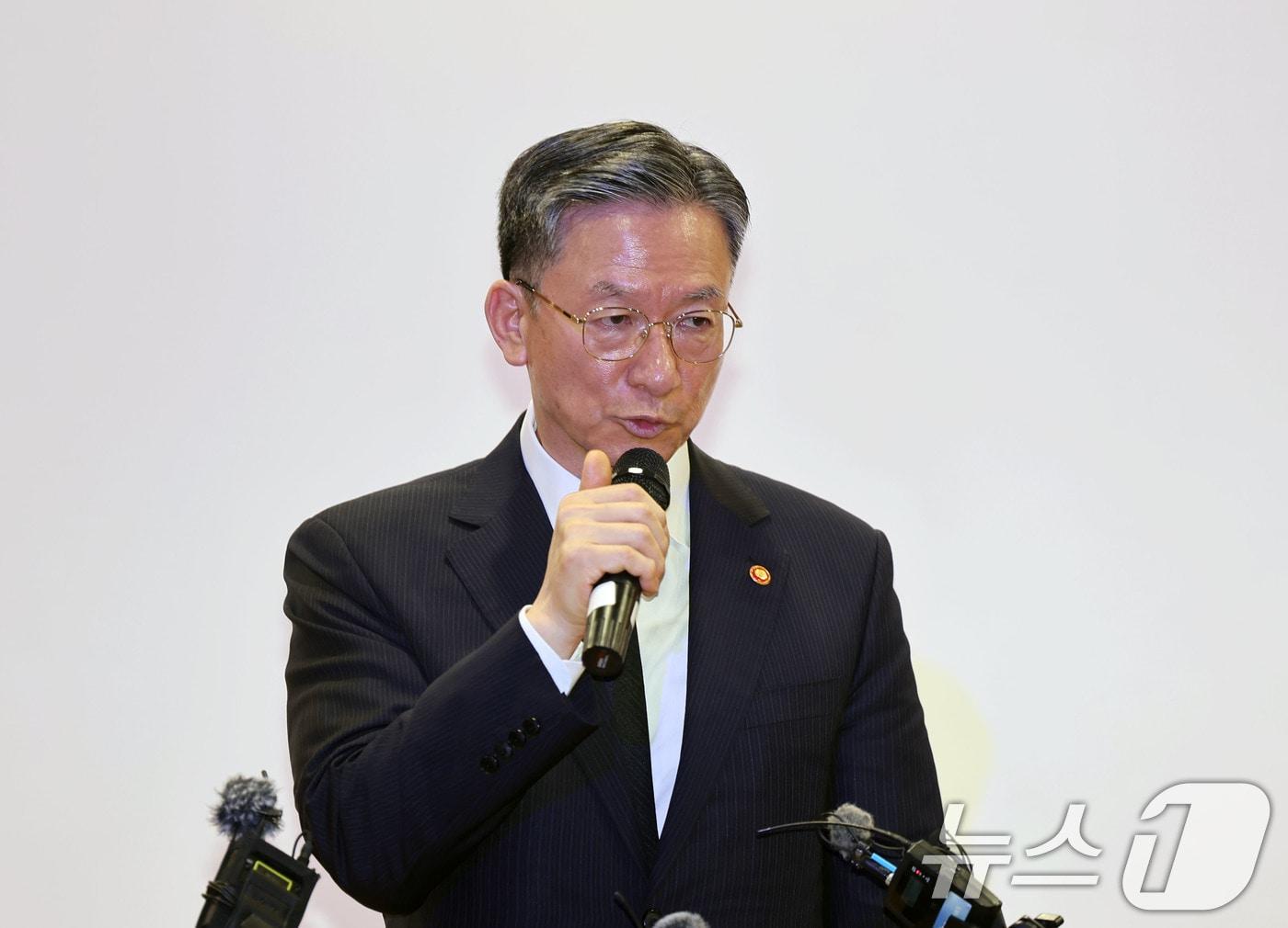 본문 이미지 - 정성호 법무부장관이 제46주년 5·18민주화운동 기념일을 사흘 앞둔 15일 광주 북구 운정동 국립 5·18민주묘지에 방문해 오월영령에 참배를 마치고 소감을 밝히고 있다. 2026.5.15 ⓒ 뉴스1 박지현 기자