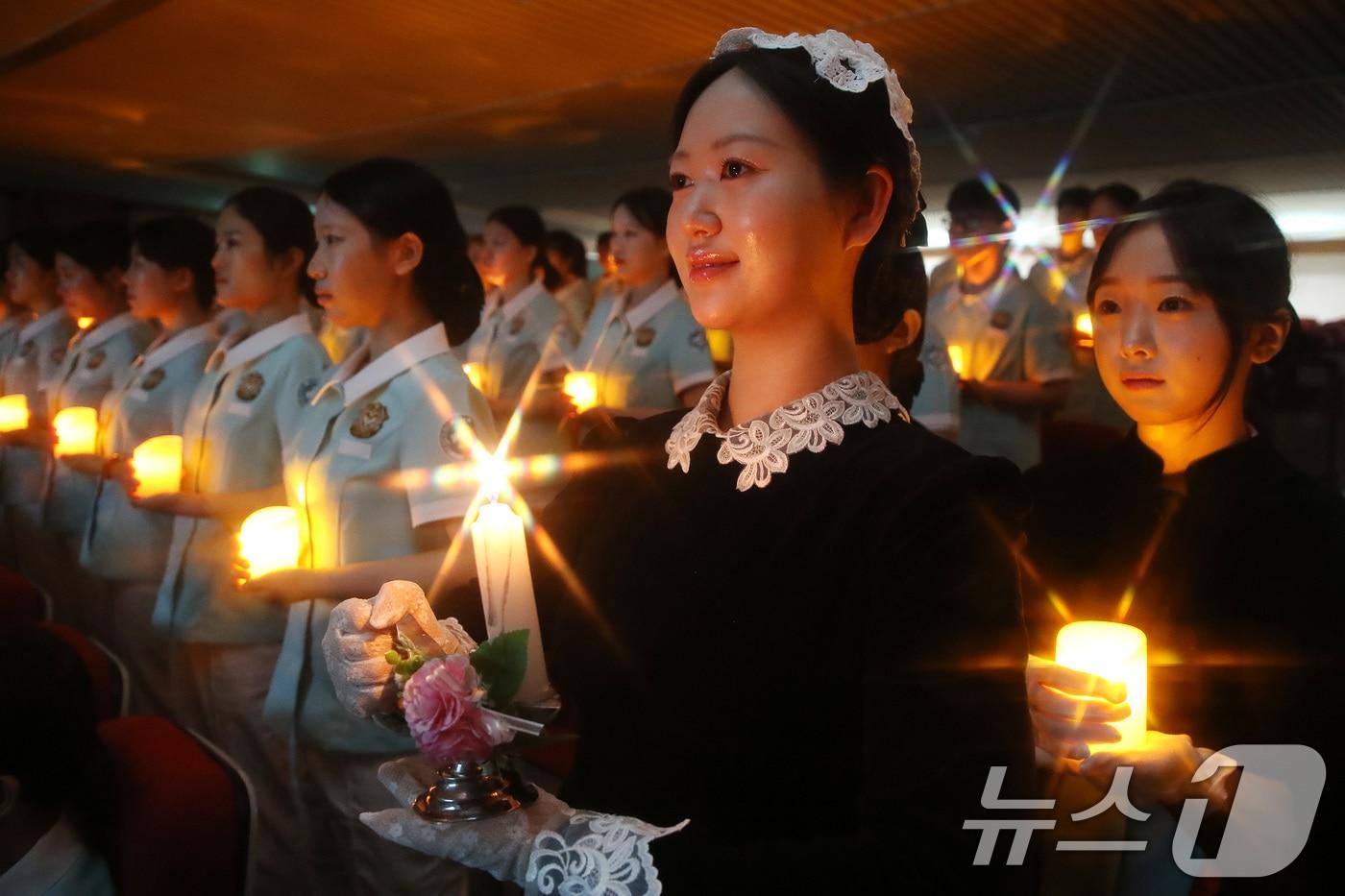 본문 이미지 - 15일 대구 영진전문대에서 열린 '제40회 나이팅게일 선서식'에서 간호학과 학생들이 촛불을 밝혀 들고 전문 간호직에 최선을 다할 것을 다짐하고 있다. 2026.5.15 ⓒ 뉴스1 공정식 기자