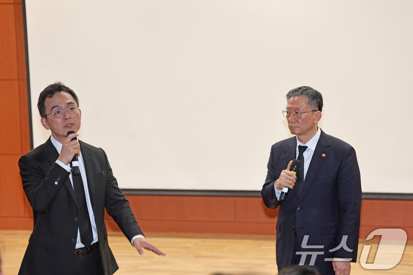 본문 이미지 - 정성호 법무부장관(오른쪽)과 구자현 검찰총장 직무대행이 제46주년 5·18민주화운동 기념일을 사흘 앞둔 15일 광주 북구 운정동 국립 5·18민주묘지에 참배 후 취재진에 질의응답하고 있다. 2026.5.15 ⓒ 뉴스1 박지현 기자