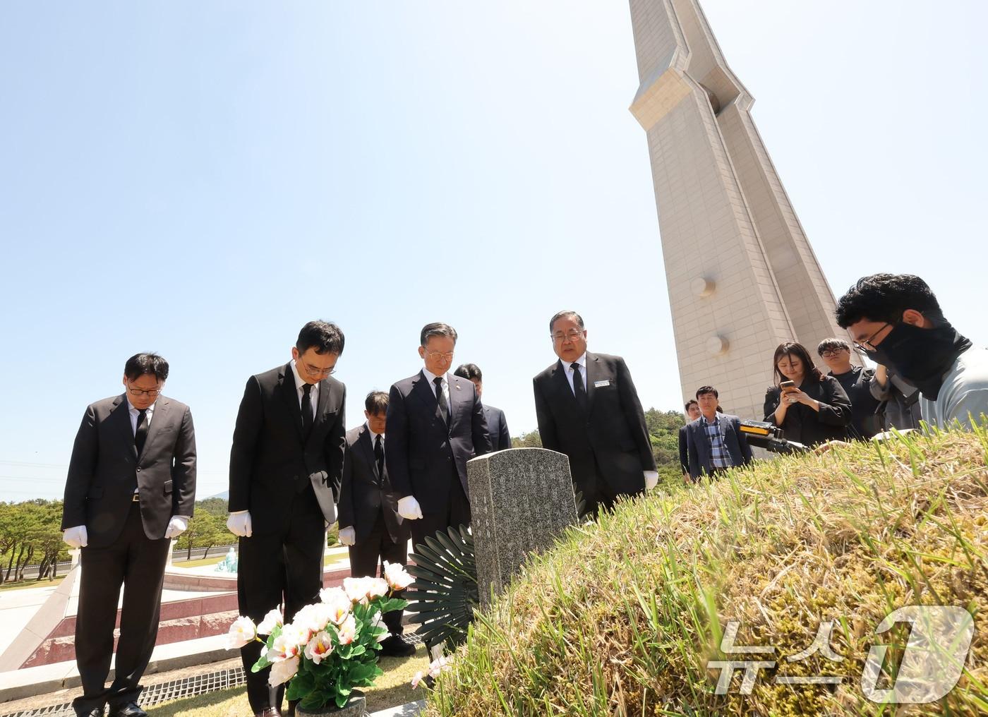 본문 이미지 - 정성호 법무부장관과 구자현 검찰총장 직무대행이 제46주년 5·18민주화운동 기념일을 사흘 앞둔 15일 광주 북구 운정동 국립 5·18민주묘지 참배 후 황호걸 열사 묘역에 묵념하고 있다. 2026.5.15 ⓒ 뉴스1 박지현 기자