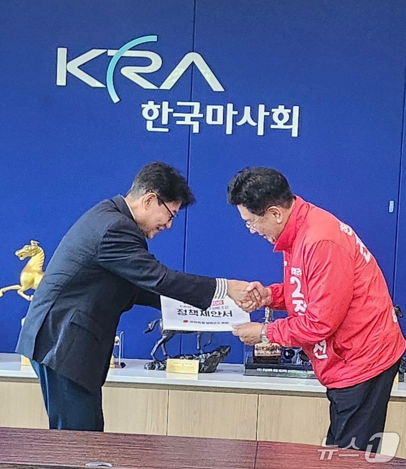 본문 이미지 - 전진선 국민의힘 경기 양평군수 후보(오른쪽)가 15일 한국마사회를 찾아 용문산 군 사격장 부지에 경마공원을 유치해 달라는 내용의 정책 제안서를 건네고 있다.(전진선 캠프 제공. 재판매 및 DB금지)/뉴스1