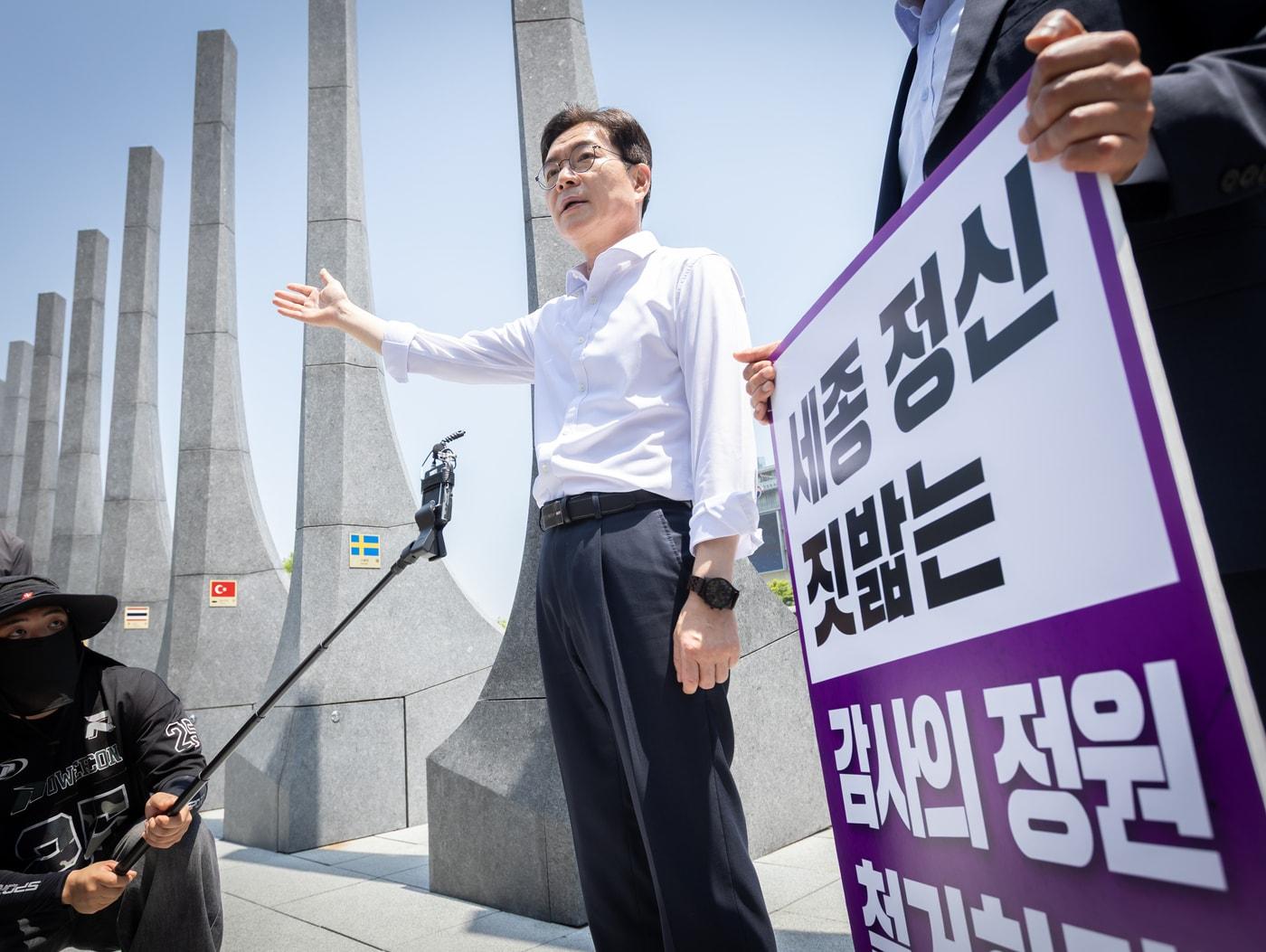 본문 이미지 - 정원오 더불어민주당 서울시장 후보가 15일 서울 중구 광화문광장 '감사의 정원'에 방문하고 있다. 2025.05.15 (정원오 캠프 제공)