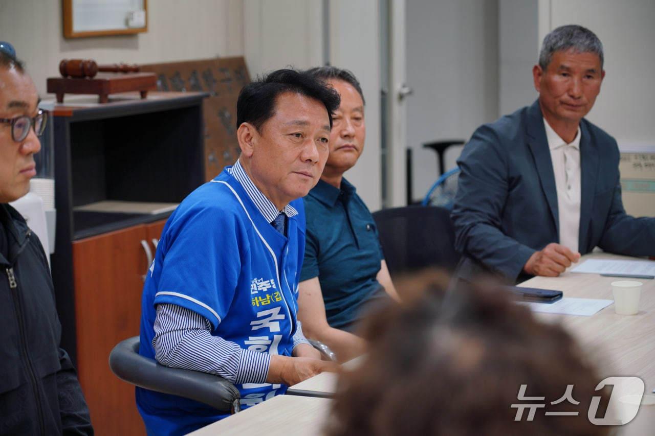 본문 이미지 -  이광재 더불어민주당 경기 하남갑 국회의원 보궐선거 후보가 15일 하남시 그린벨트 거주 주민들과 간담회를 하고 있다.(이광재 캠프 제공. 재판매 및 DB 금지)/뉴스1