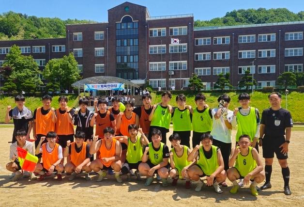 본문 이미지 - 청주IT과학고등학교 사제동행 몸근육 키우기 축구 리그에 참가한 학생과 교사.(충북교육청 제공. 재판매 및 DB금지)/뉴스1