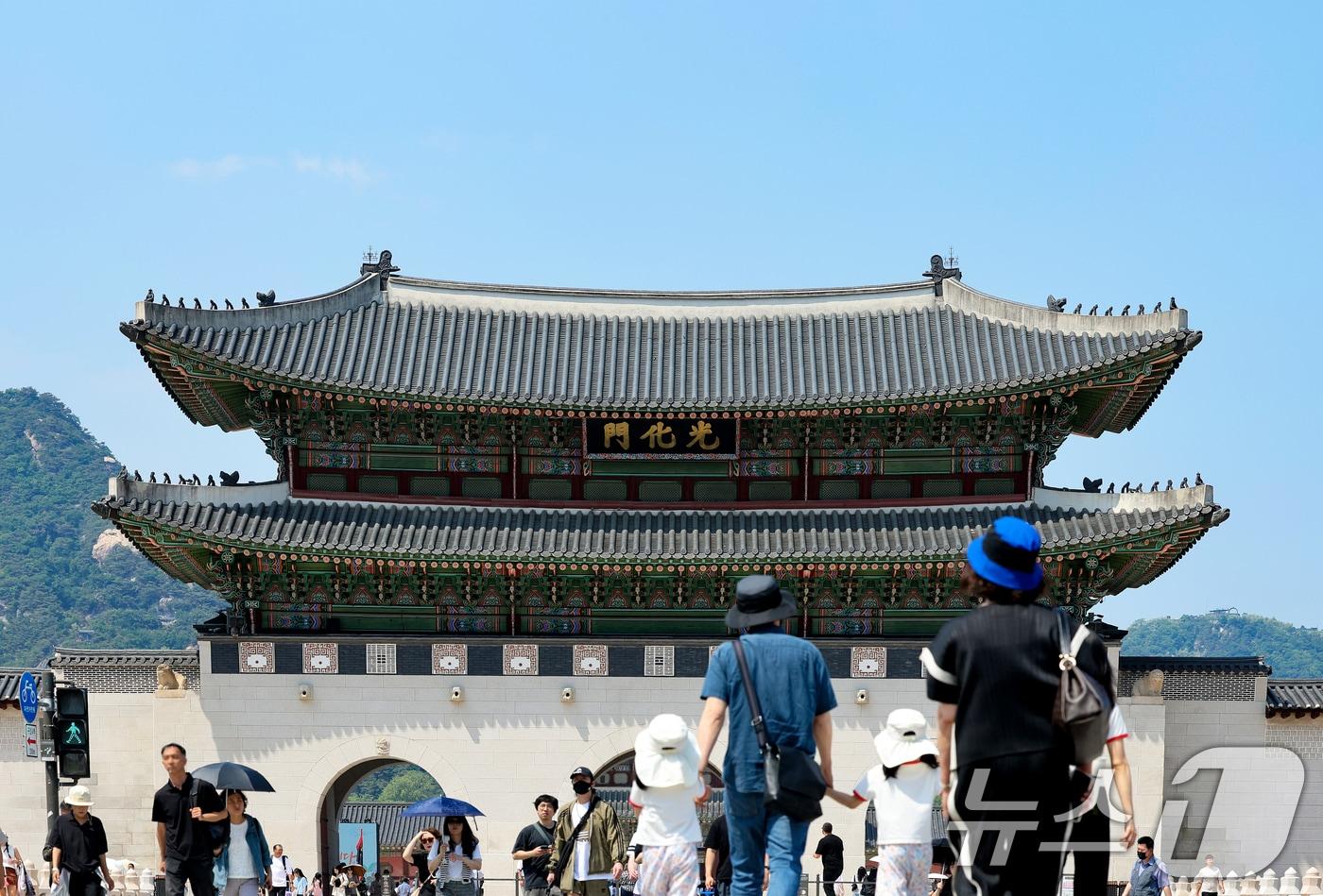 본문 이미지 - 서울 낮 최고기온이 32도를 기록한 지난 15일 오후 서울 광화문이 양산과 모자를 쓴 시민들로 북적이고 있다. 2026.5.15 ⓒ 뉴스1 조연우 인턴기자