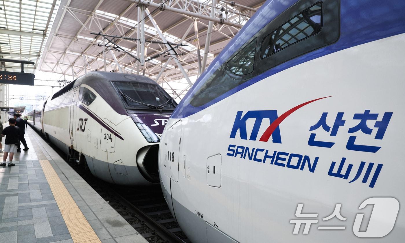 본문 이미지 - KTX와 SRT를 연결해 운행하는 중련 열차 시범 운행 첫날인 지난 5월 15일 서울역 승강장에서 열차가 출발을 앞두고 있다. 2026.5.15 ⓒ 뉴스1 임지훈 인턴기자