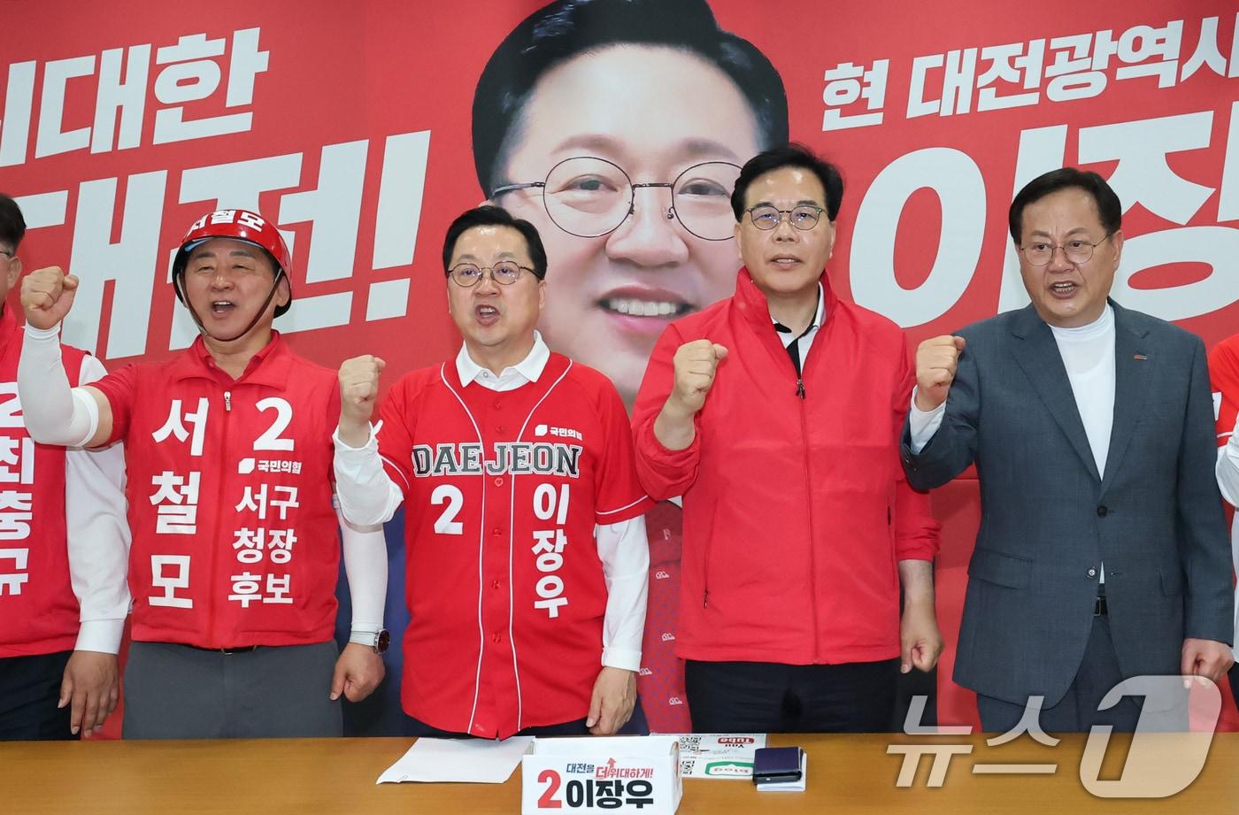 본문 이미지 - 송언석 국민의힘 원내대표가 15일 이장우 대전시장 후보 선거사무소에서 열린 대전시장, 구청장 후보 공동 기자회견에서 이장우 대전시장을 비롯해 구청장 후보들과 파이팅을 하고 있다. 2026.5.15 ⓒ 뉴스1 김기태 기자
