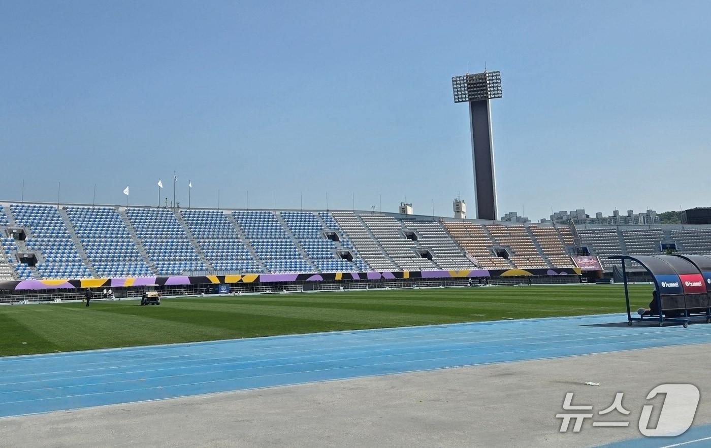 본문 이미지 - 15일 찾은 수원종합운동장 축구경기장 모습. 2026.5.15 ⓒ 뉴스1 