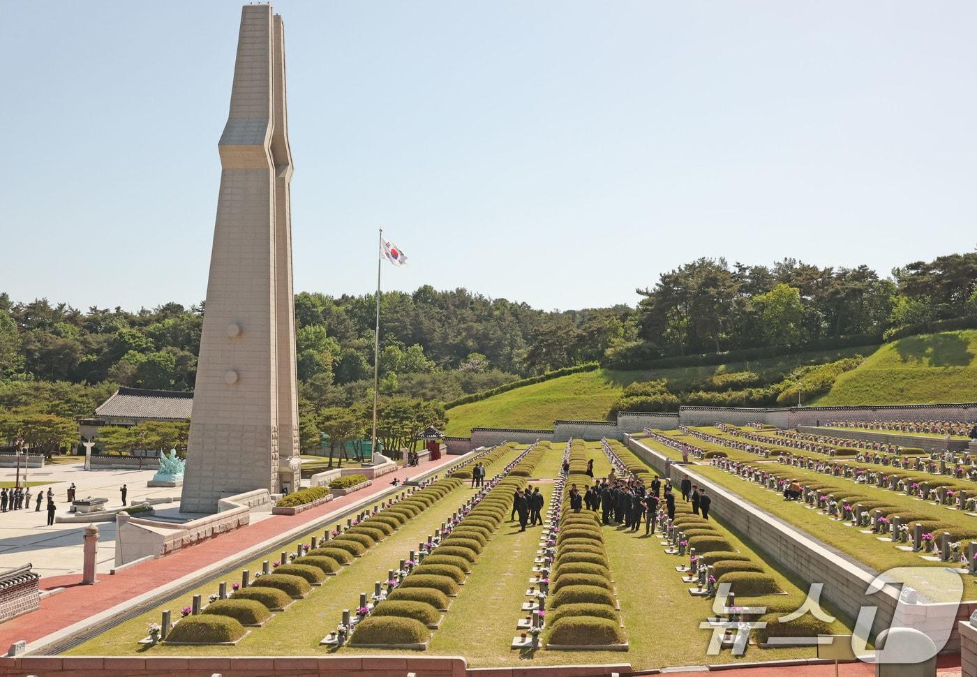 본문 이미지 - 제 46주년 5·18민주화운동 기념일을 사흘 앞둔 15일 광주 북구 운정동 국립 5·18민주묘지가 참배를 위한 시민들의 발길이 이어지고 있다. ⓒ 뉴스1 박지현 기자