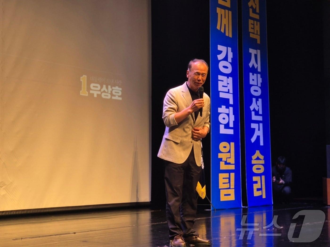 본문 이미지 - 최문순 전 강원도지사가 15일 강원 강릉 단오제전수교육관 공연동에서 열린 우상호 더불어민주당 강원도지사 후보 선거대책위원회 출범식에서 축사를 하고 있다. 2026.5.14 ⓒ 뉴스1 윤왕근 기자