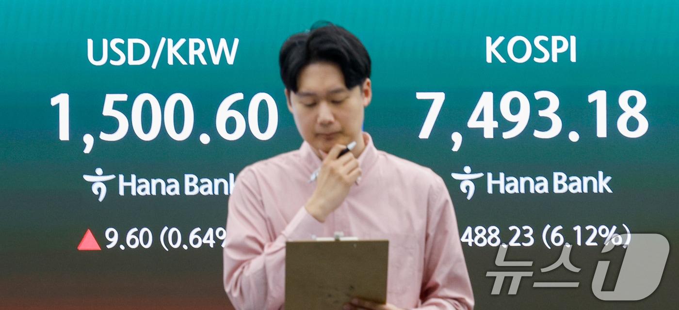 본문 이미지 - 코스피가 장중 사상 처음으로 8000포인트를 돌파했다가 7490선에서 거래를 마감한 15일 오후 서울 중구 하나은행 본점 딜링룸에 종가가 나오고 있다. 2026.5.15 ⓒ 뉴스1 안은나 기자