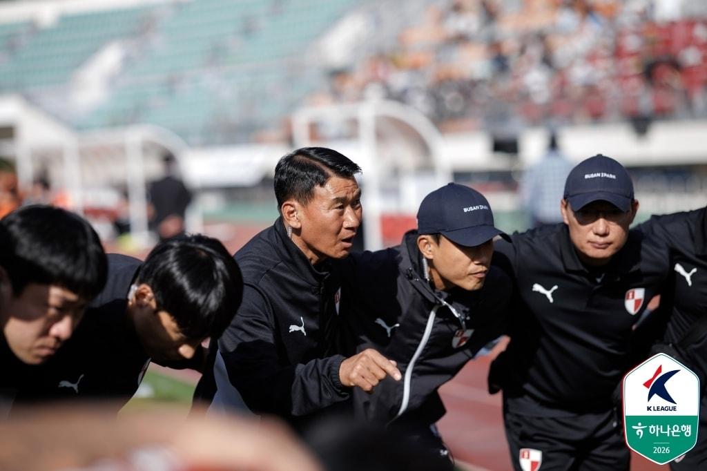 본문 이미지 - K리그2 선두를 질주 중인 부산아이파크의 조성환 감독은 "모든 구성원들이 똘똘 뭉쳐 노력하고 있다"고 전했다. (한국프로축구연맹 제공)