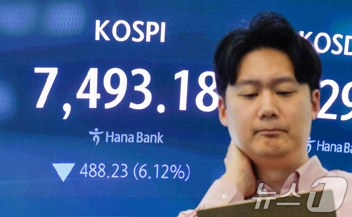 본문 이미지 - 코스피가 장중 사상 처음으로 8000포인트를 돌파했다가 7490선에서 거래를 마감한 15일 오후 서울 중구 하나은행 본점 딜링룸에 종가가 나오고 있다. 2026.5.15 ⓒ 뉴스1 안은나 기자