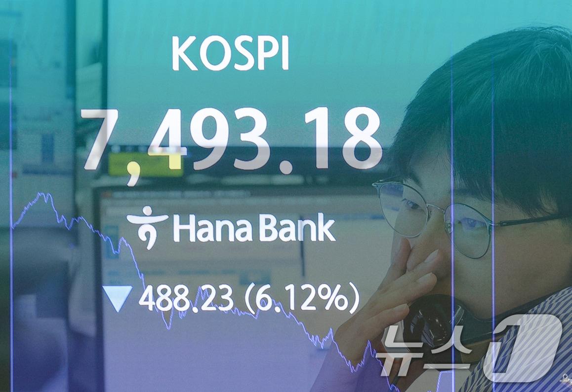 본문 이미지 - 코스피가 장중 사상 처음으로 8000포인트를 돌파했다가 7490선에서 거래를 마감한 15일 오후 서울 중구 하나은행 본점 딜링룸에서 딜러가 업무를 보고 있다. (레이어 합성) 2026.5.15 ⓒ 뉴스1 안은나 기자