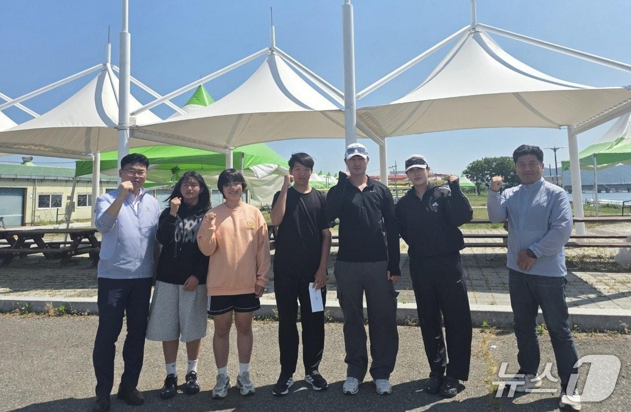 본문 이미지 - 전남교육청 관계자들과 제55회 전국소년체육대회 사전경기 '조정' 종목에 출전하는 학생들이 경기 전, 파이팅을 외치고 있다.(전남교육청 제공, 재판매 및 DB금지)/뉴스1 