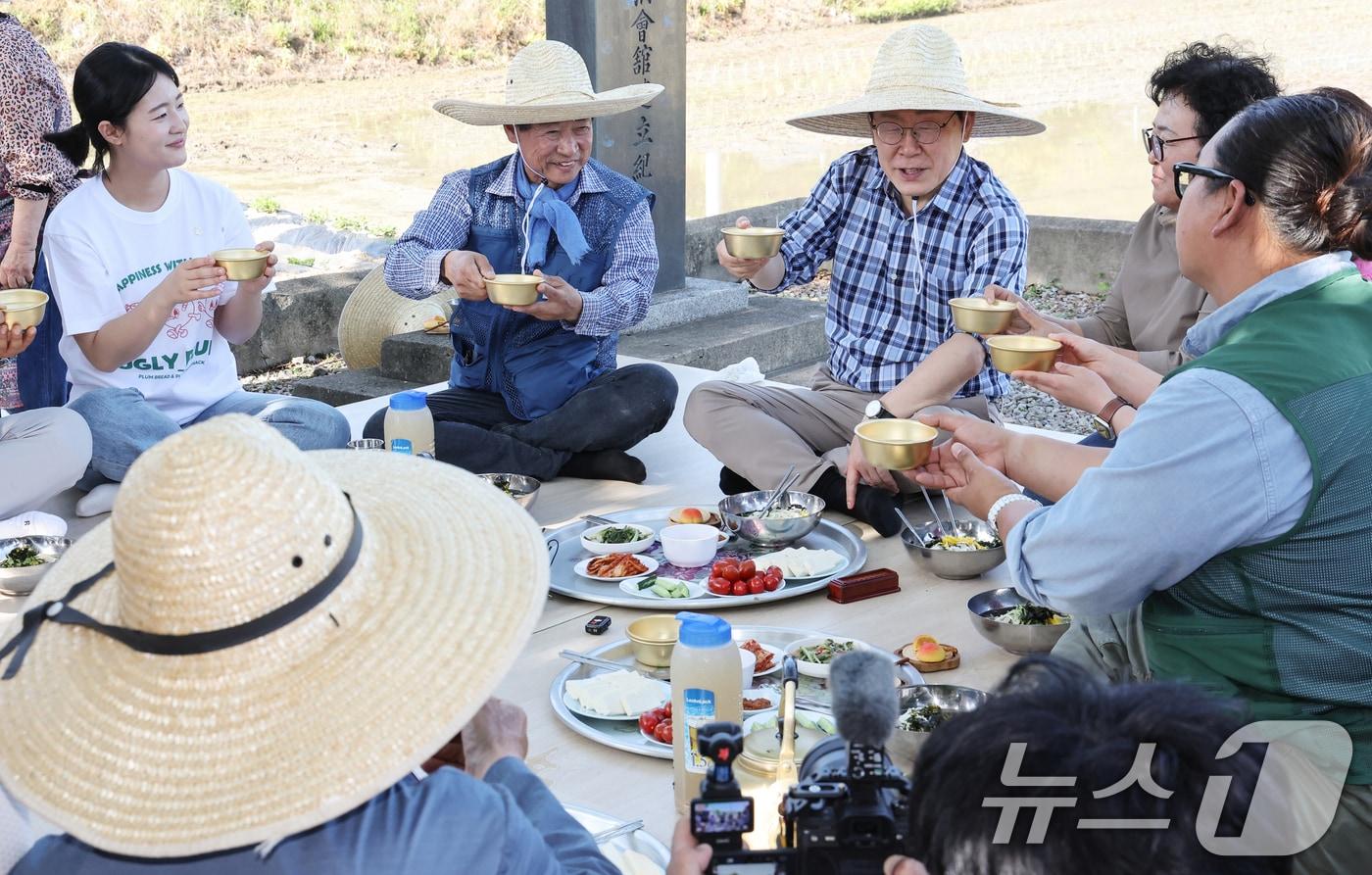 본문 이미지 - 이재명 대통령이 15일 대구 군위군 소보면 모내기 현장을 방문해 주민들과 새참 간담회를 하고 있다. 2026.5.15 ⓒ 뉴스1 허경 기자