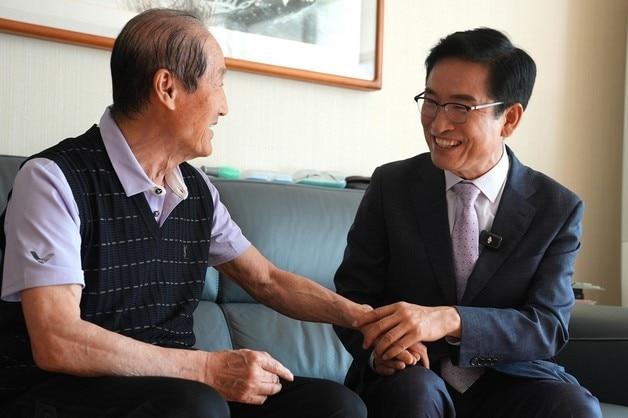 본문 이미지 - 윤건영 충북교육감 후보(오른쪽)가 15일 스승의 날을 맞아 초등학교 6학년 담임 김영민 선생님 집을 찾아 감사 인사를 전하고 있다.(충북교육청 제공. 재판매 및 DB금지)/뉴스1