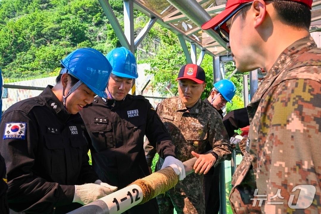 본문 이미지 - 해군 제82전투훈련전대와 소방·소화 합동훈련 중인 속초해경.(속초해경 제공, 재판매 및 DB 금지)2026.515/뉴스1