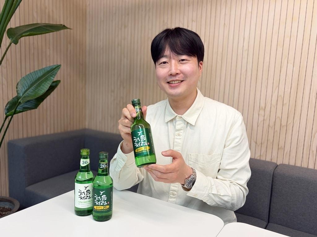 본문 이미지 - 차상윤 롯데칠성음료 소주BM팀 처음처럼BM 매니저가 뉴스1과 인터뷰를 하고 있다.(롯데칠성음료 제공)