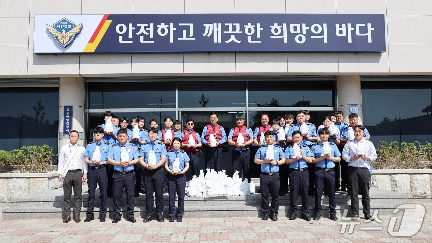 본문 이미지 - 15일 강릉해양경찰서 직원들이 구명조기를 입고 2026 강릉단오제 신주미 봉정 행사에 참여한 뒤 기념촬영을 하고 있다.(강릉해경 제공, 재판매 및 DB 금지) 2026.5.15/뉴스1