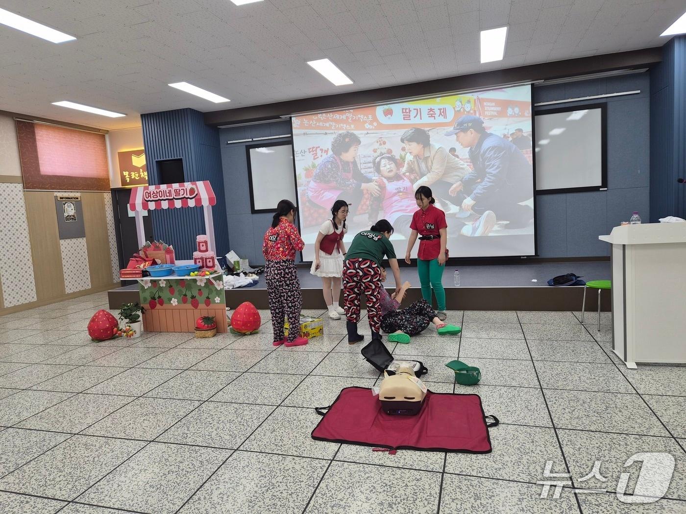 본문 이미지 - 논산상업여자고등학교 학생들로 구성된 '전국 일반인 심폐소생술 경연대회' 도 대표팀이 대회를 앞두고 경연 준비를 하고 있다. (충남소방본부 제공, 재판매 및 DB금지) / 뉴스1 