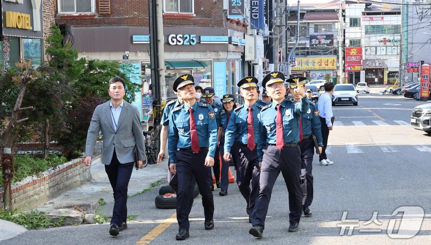 본문 이미지 - 이재영 전북경찰청장과 경찰 관계자들이 15일 오후 전북 전주시 완산구 중화산동 일대 중·고등학교 주변 치안 상황을 점검하고 있다.(전북경찰 제공. 재판매 및 DB 금지)