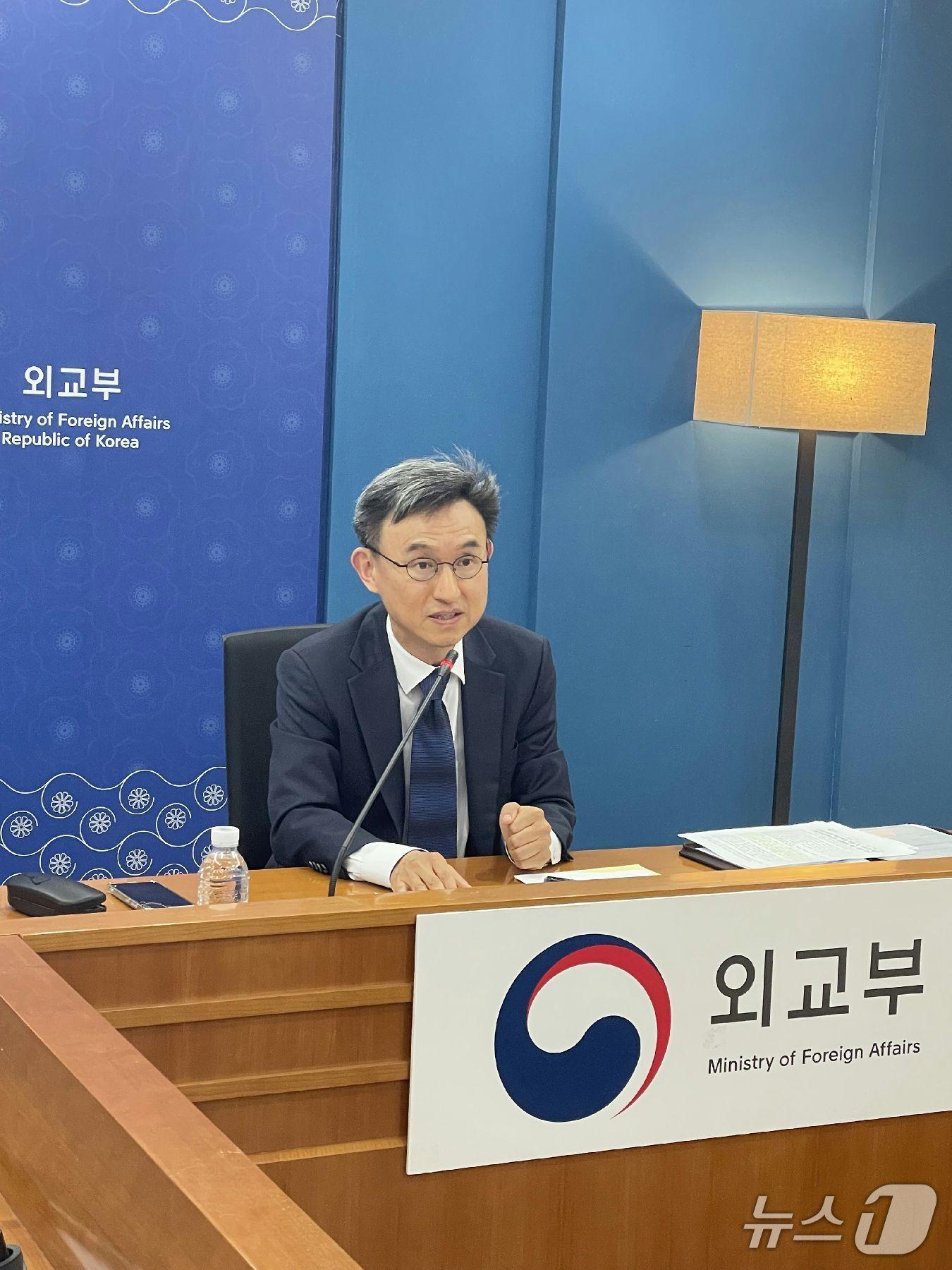 본문 이미지 -  '초국가범죄 풍선효과 차단 및 대응회의'를 진행중인 조주성 외교부 해외안전기획관의 모습. 이번 회의는 동남아시아 지역 12개 재외공관과 화상으로 진행됐다. (외교부 제공)
