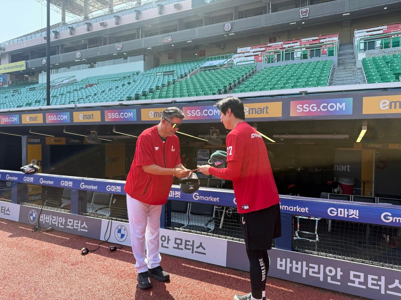 본문 이미지 - SSG 랜더스 주장 오태곤(오른쪽)이 15일 스승의 날을 맞아 선수단을 대표해 이숭용 감독에게 선물을 전달하고 있다. (SSG 제공)