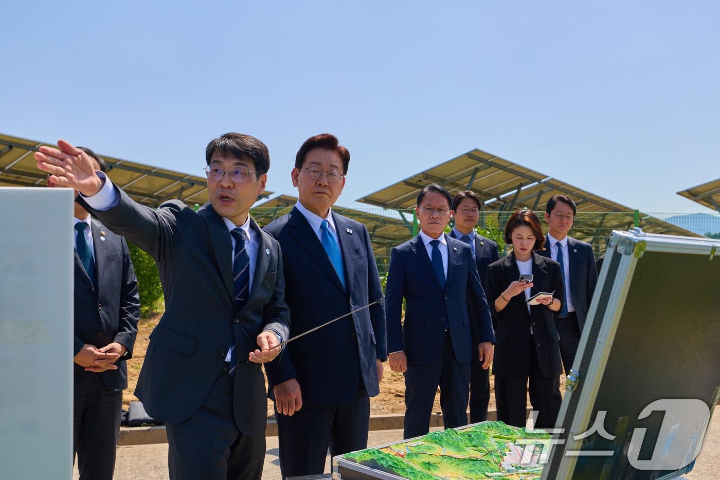 본문 이미지 - 이재명 대통령이 15일 경북 의성군 일원에서 대구경북 통합 신공항 부지를 시찰하고 있다. (청와대 제공. 재판매 및 DB 금지) 2026.5.15 ⓒ 뉴스1 이재명 기자