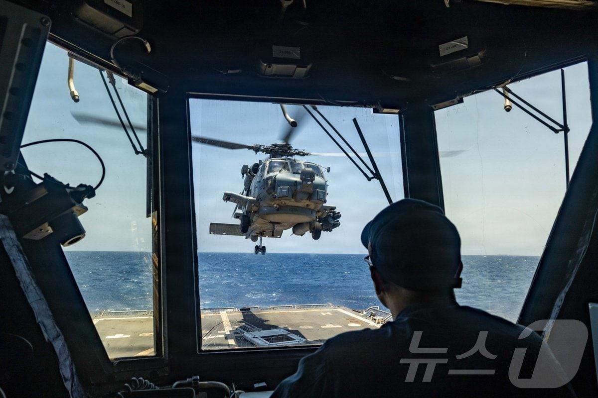 본문 이미지 - 호르무즈 해협 인근 아라비아해 해상에서 작전을 수행 중인 MH-60R 시호크 헬기. 미 중부사령부(CENTCOM)가 15일(현지시간) 소셜미디어 엑스(X)에 게재했다.(재판매 및 DB금지) 2026.05.15. ⓒ 뉴스1 류정민 특파원