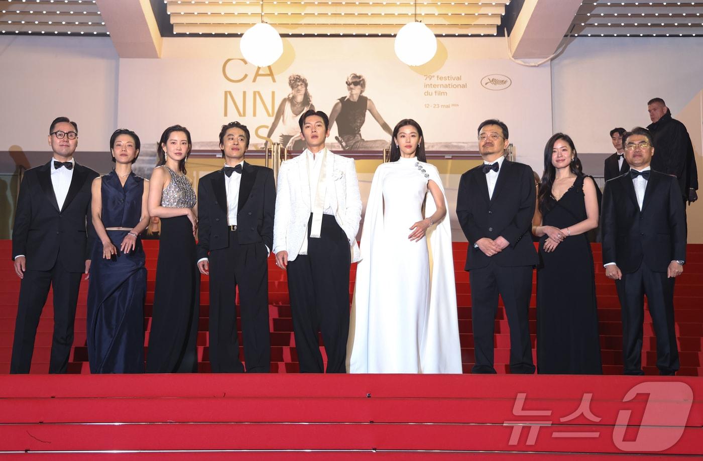 본문 이미지 - 16일(현지시간) 프랑스 남부 소도시 칸 팔레 데 페스티발(Palais des Festivals) 뤼미에르 대극장에서 열린 제79회 칸 국제영화제 미드나잇 스크리닝 초청작 ‘군체’ 공식 시사회에서 연상호 감독과 전지현, 지창욱, 구교환, 신현빈, 김신록 등 출연진이 레드카펫에 올라 포즈를 취하고 있다. 2026.5.16 ⓒ 뉴스1 이준성 특파원