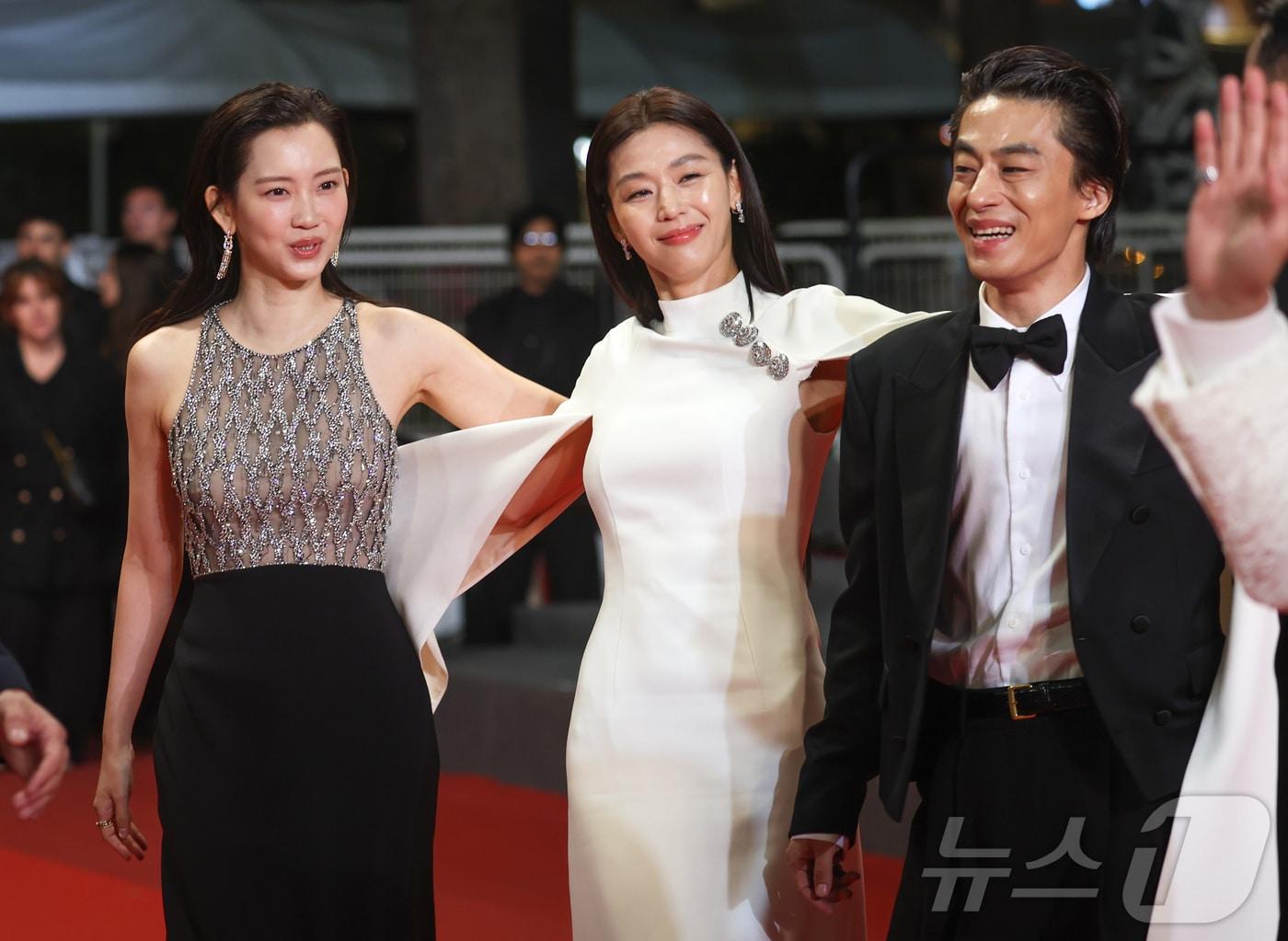 본문 이미지 - 배우 신현빈, 전지현, 구교환이 16일(현지시간) 프랑스 남부 소도시 칸 팔레 데 페스티발(Palais des Festivals) 뤼미에르 대극장에서 열린 제79회 칸 국제영화제 미드나잇 스크리닝 초청작 ‘군체’ 공식 시사회 레드카펫에 올라 포즈를 취하고 있다. 2026.5.16 ⓒ 뉴스1 이준성 특파원