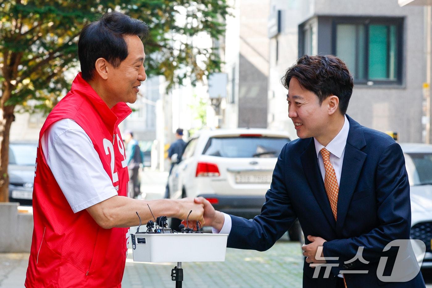본문 이미지 - 오세훈 국민의힘 서울시장 후보와 이준석 개혁신당 대표가 지난 16일 오전 서울 노원구 공릉로의 원룸을 찾아 20대 청년 대학생의 애로사항을 청취한 뒤 악수하고 있다. 2026.5.16 ⓒ 뉴스1 안은나 기자
