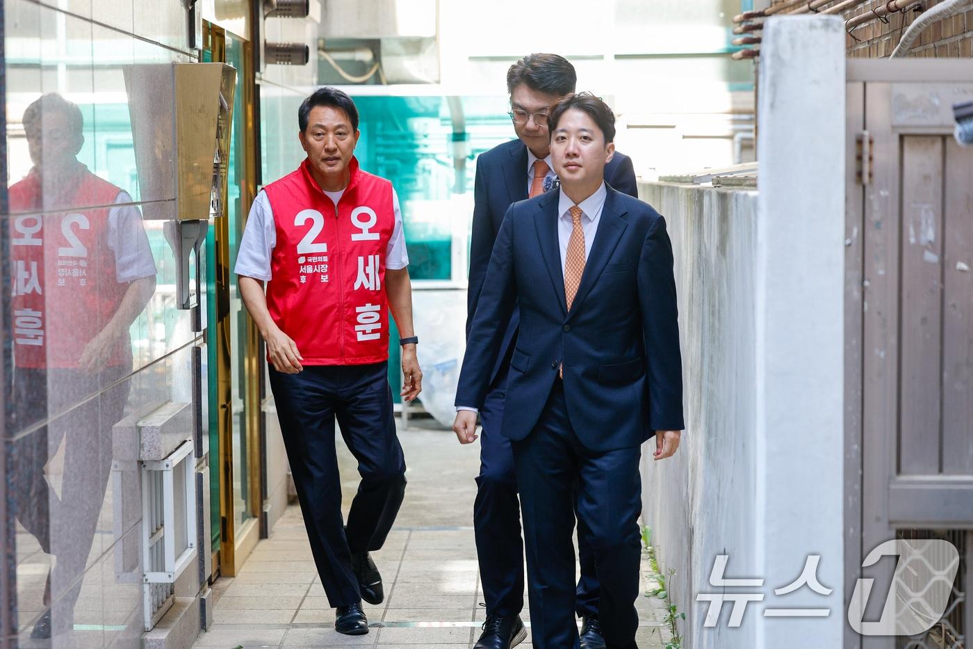본문 이미지 - 오세훈 국민의힘 서울시장 후보와 이준석 개혁신당 대표, 김정철 서울시장 후보가 16일 오전 서울 노원구 공릉로의 원룸을 찾아 이곳에서 자취하는 대학생과 대화하며 애로사항을 청취한 뒤 이동하고 있다. 2026.5.16 ⓒ 뉴스1 안은나 기자