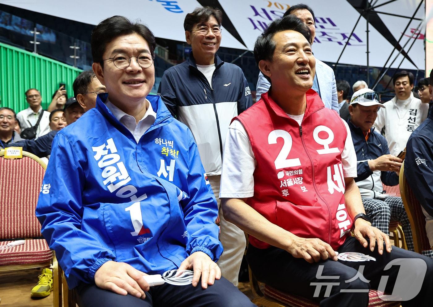 본문 이미지 - 정원오 더불어민주당 서울시장 후보와 오세훈 국민의힘 서울시장 후보가 16일 서울 송파구 잠실실내체육관에서 열린 2026 서울시민체육대축전에 참석해 착석해 있다. 2026.5.16 ⓒ 뉴스1 김도우 기자