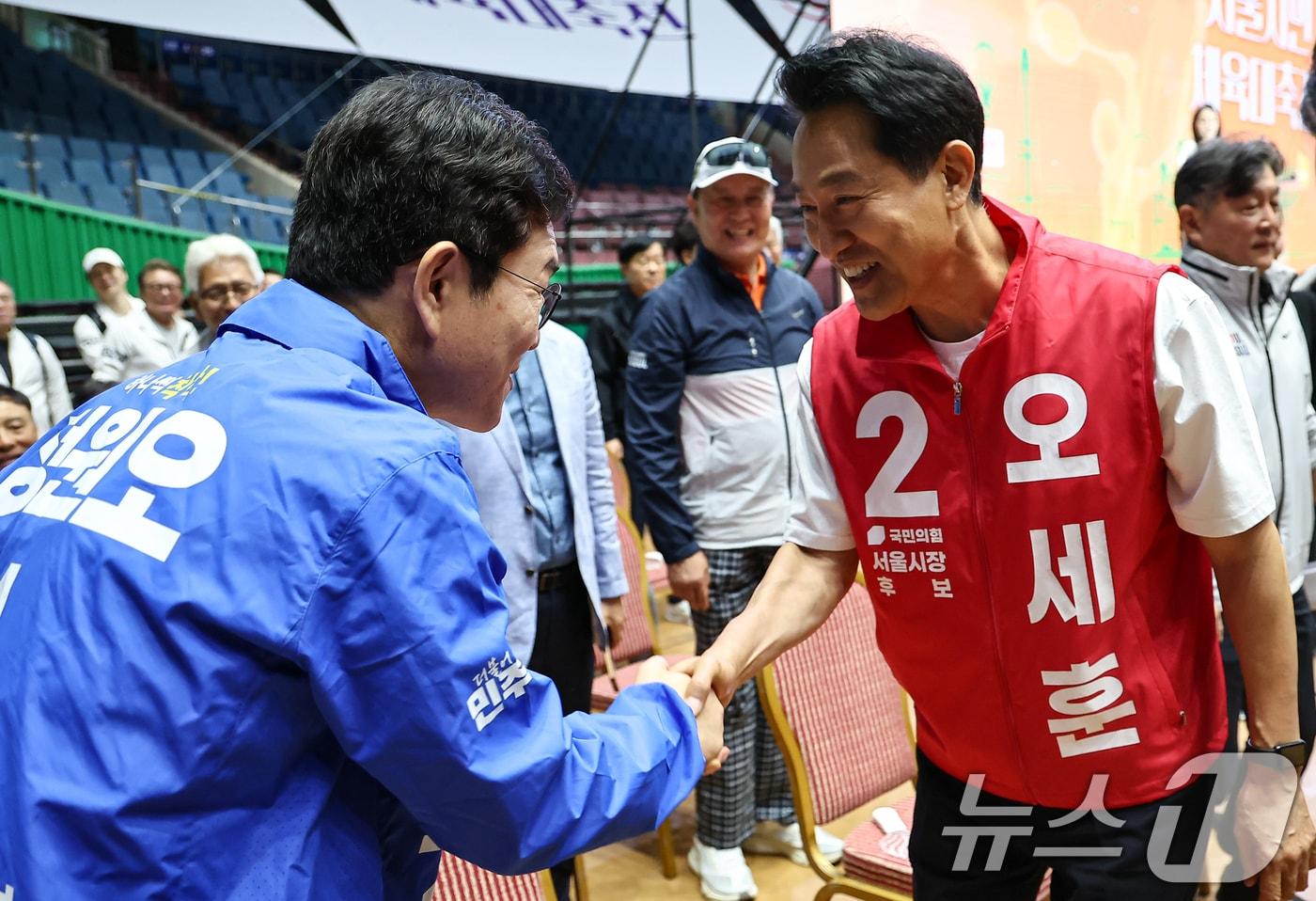 본문 이미지 - 정원오 더불어민주당 서울시장 후보와 오세훈 국민의힘 서울시장 후보가 16일 서울 송파구 잠실실내체육관에서 열린 2026 서울시민체육대축전에 참석해 인사를 나누고 있다. 2026.5.16 ⓒ 뉴스1 김도우 기자